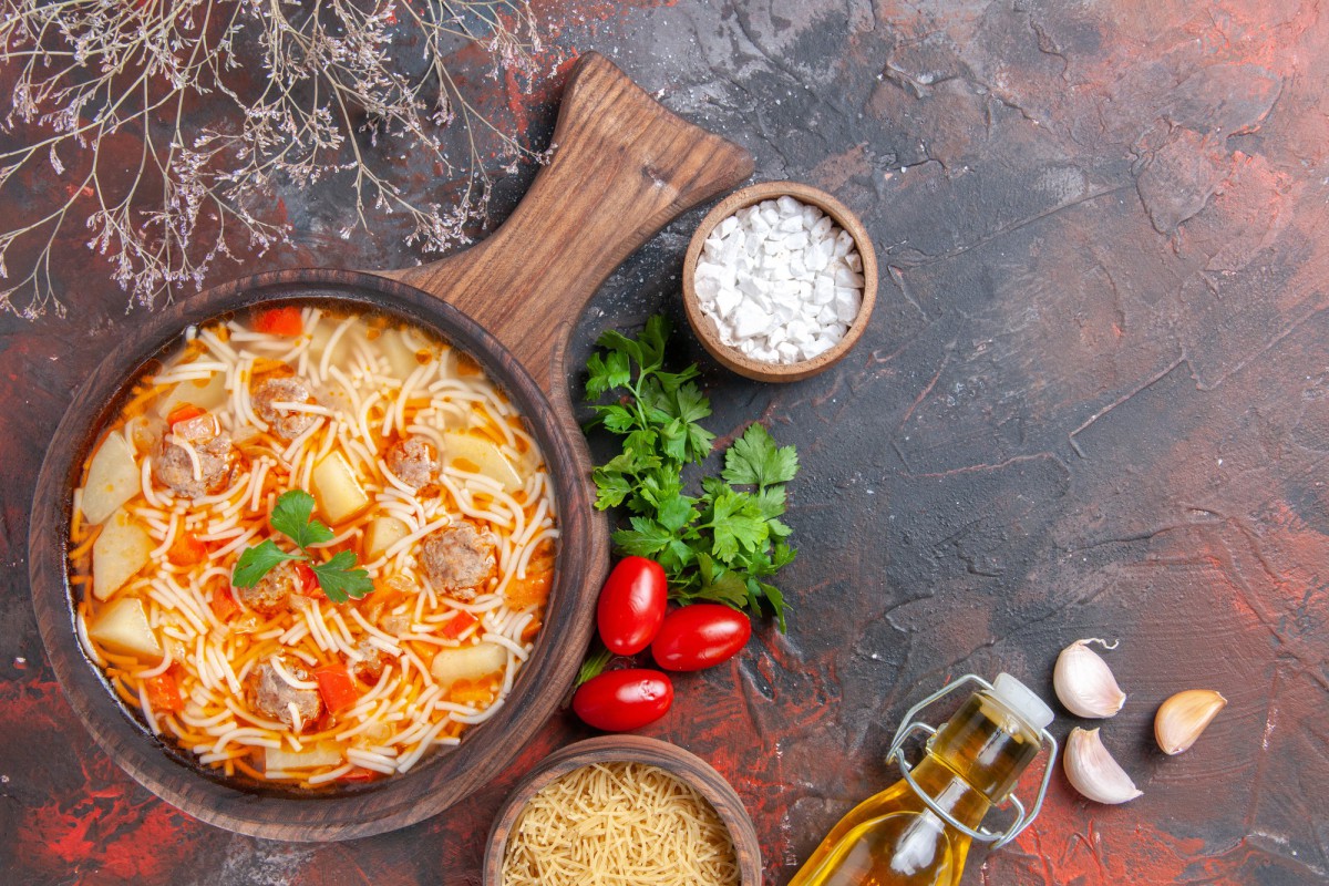 Суп-пятиминутка: накормите семью быстро и бюджетно!