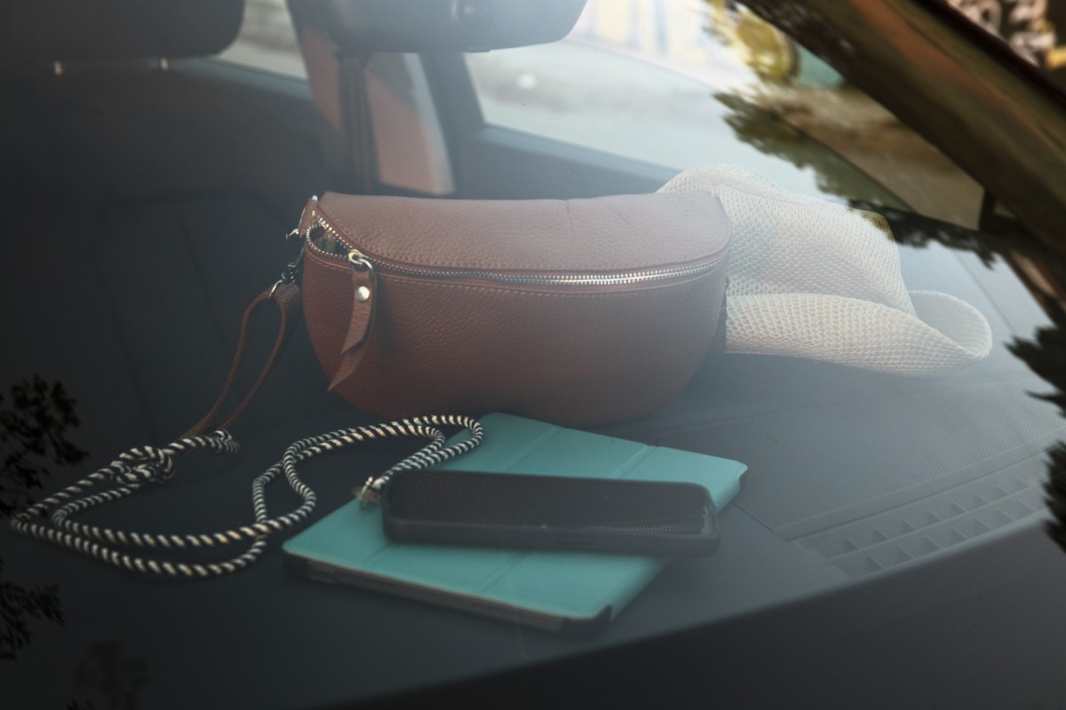 Поясные сумки: стильный аксессуар или признак немоды?