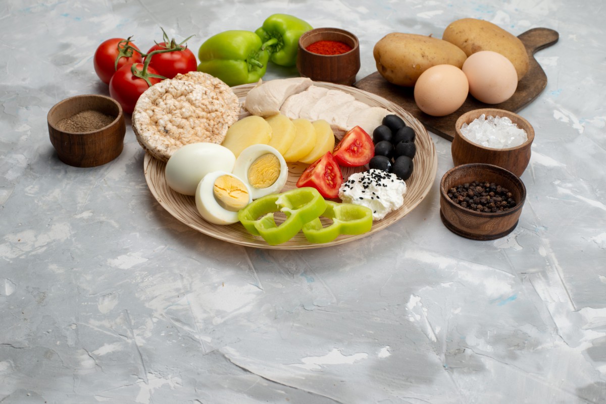 Как не набрать вес в отпуске: советы врача-диетолога