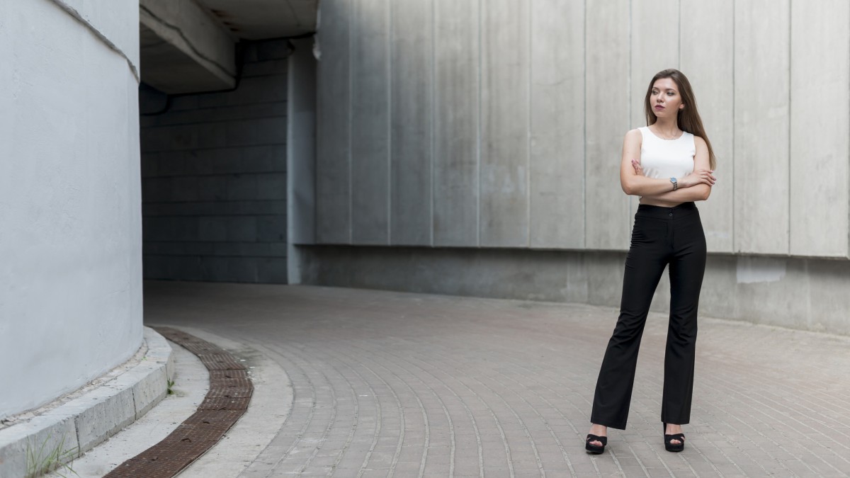 Как выбрать брюки, которые сделают ноги стройнее: советы для всех