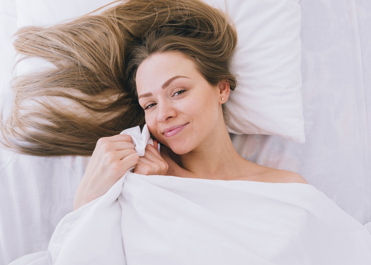 Как защитить волосы во время сна: эффективный способ против ломкости
