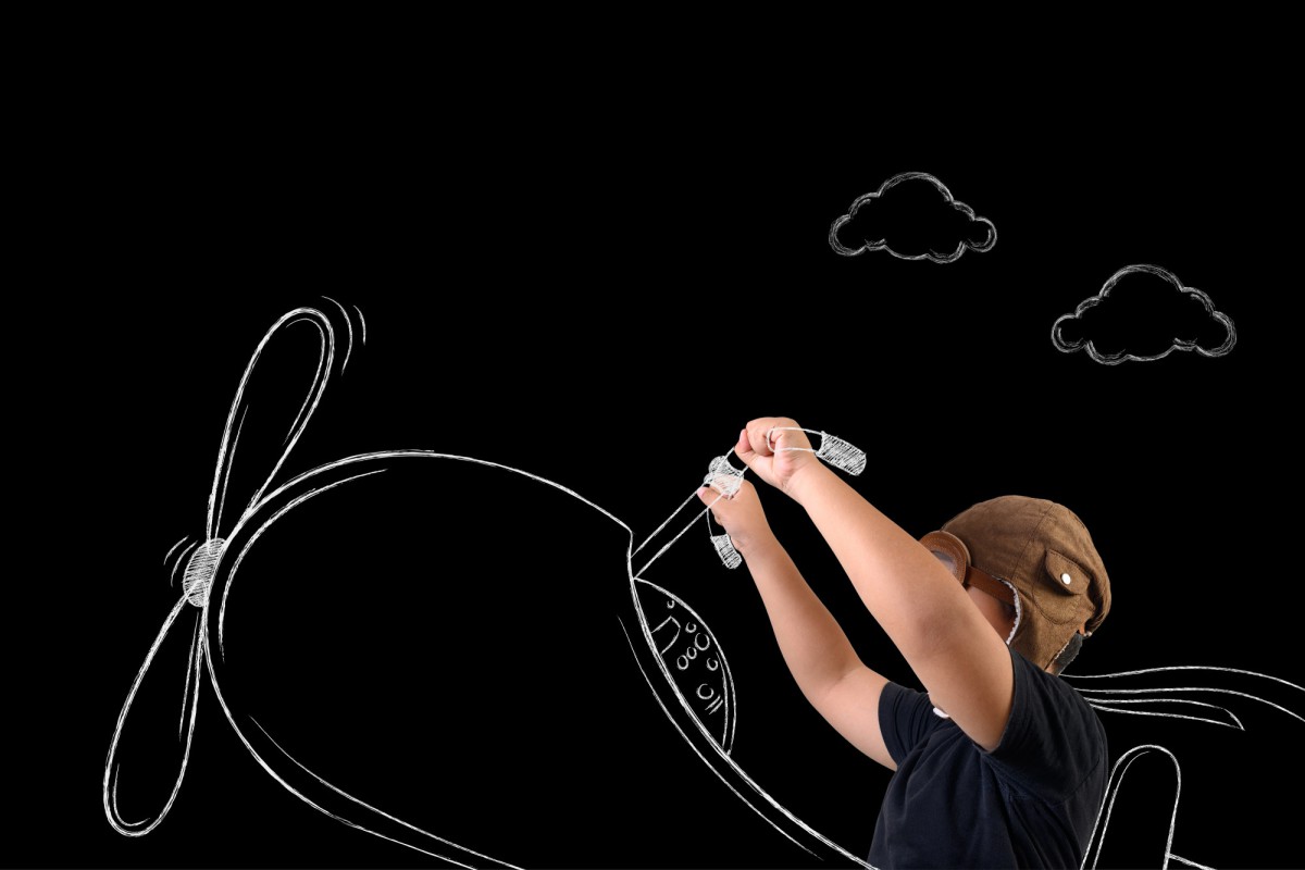 Почему не стоит прикасаться к иллюминатору в самолёте: советы стюардессы