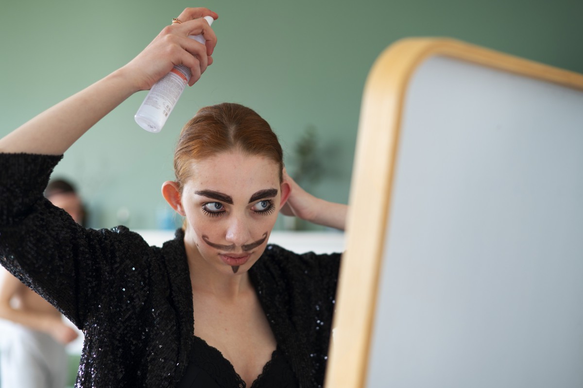 Хитрость с лаком для волос, которая спасет вашу новую обувь