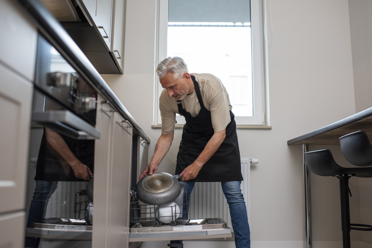 Как быстро очистить сушилку для посуды от известкового налёта