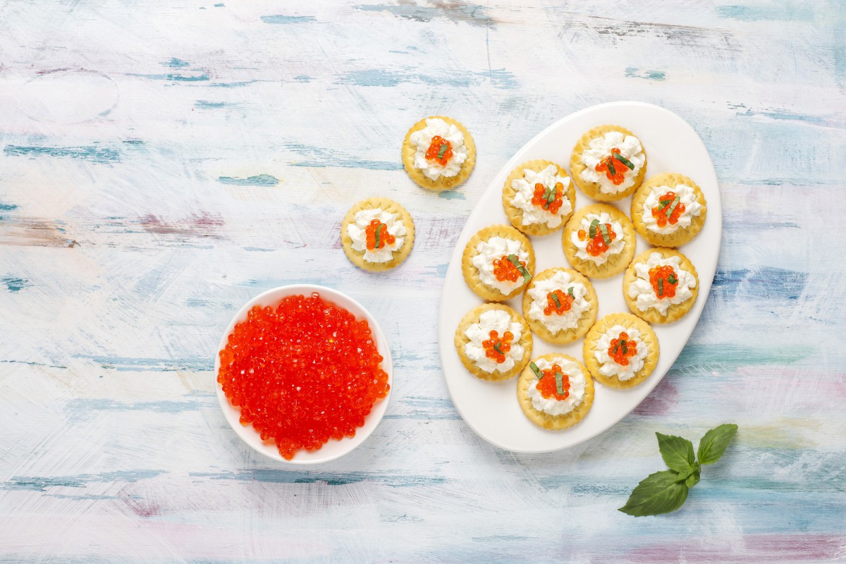 Праздничные тарталетки с красной икрой: рецепт для рождественского стола