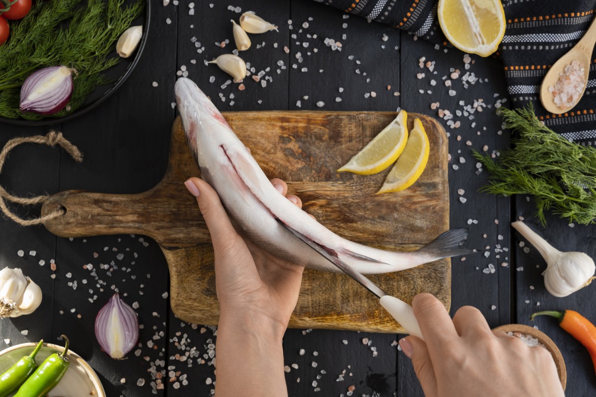 Как быстро очистить пространство между плитой и тумбой без лишних усилий