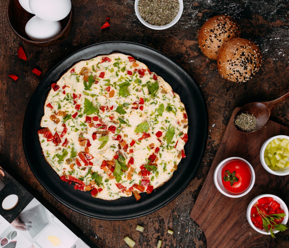 Необычное блюдо из гороховой крупы: индийская мини-пицца за 5 минут