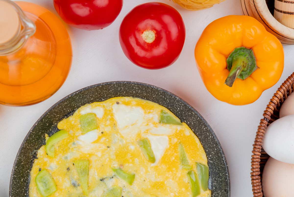 Омлет с овощами: хитрый способ накормить ребёнка полезными продуктами