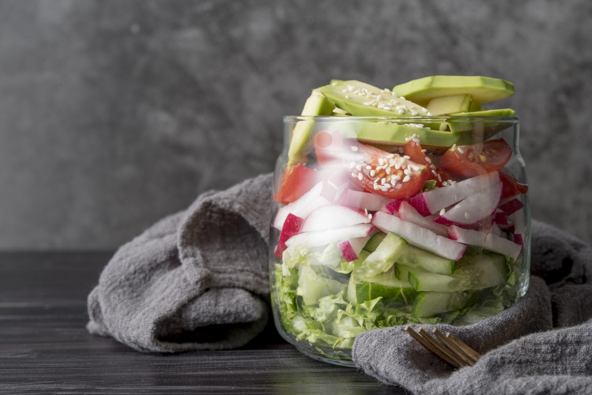 Освежающий салат с ароматной заправкой: просто и вкусно!