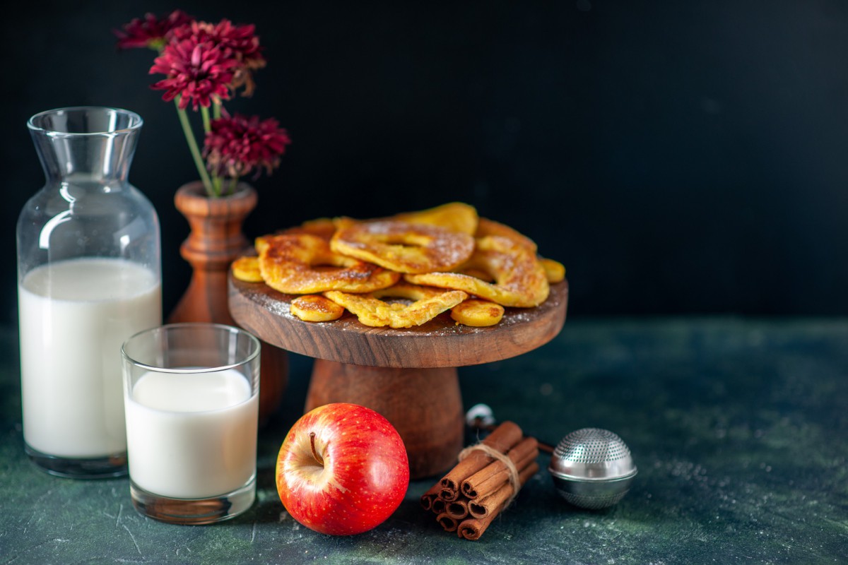 Хрустящие яблочные вкусняшки на кефире: просто и вкусно!