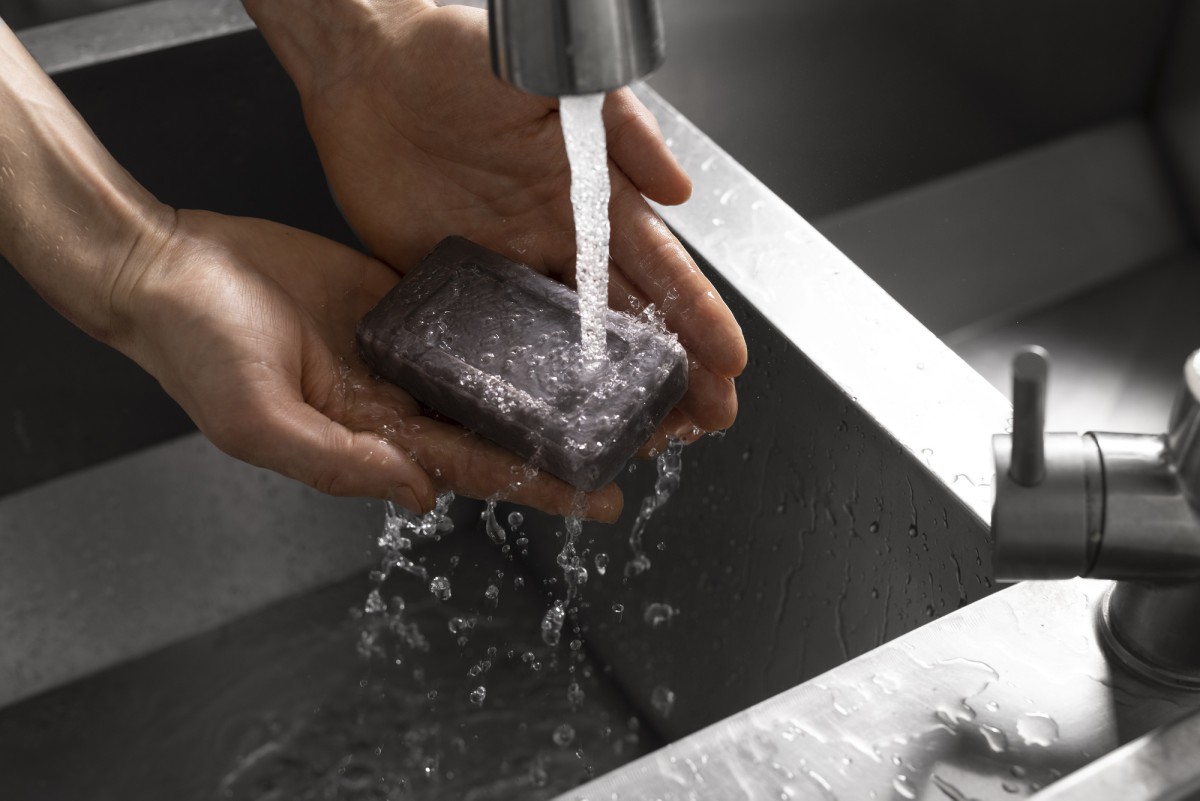 Горничные знают секрет: как убрать разводы на сантехнике