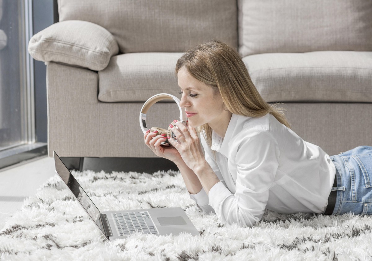 Как обновить ковёр с длинным ворсом: простой трюк с вилкой!