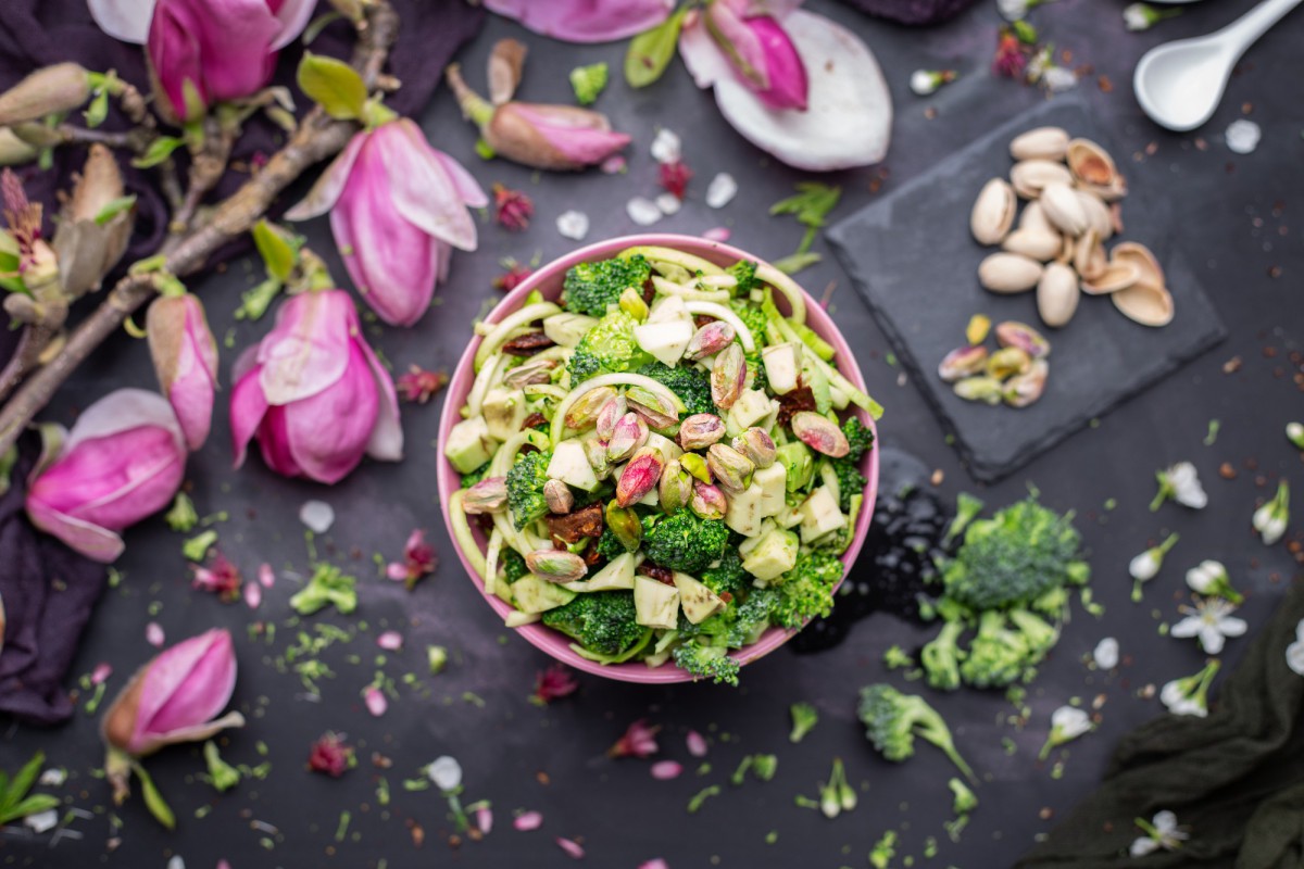 Салат из брокколи: поразите гостей необычным вкусом!