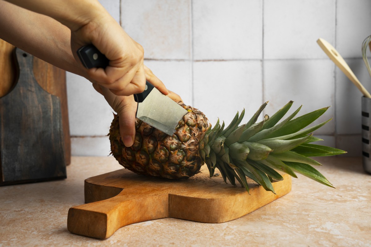 Секреты тайских кулинаров: как легко почистить ананас без ножа