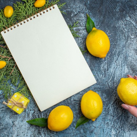 Как выжать лимон без брызг: простой способ