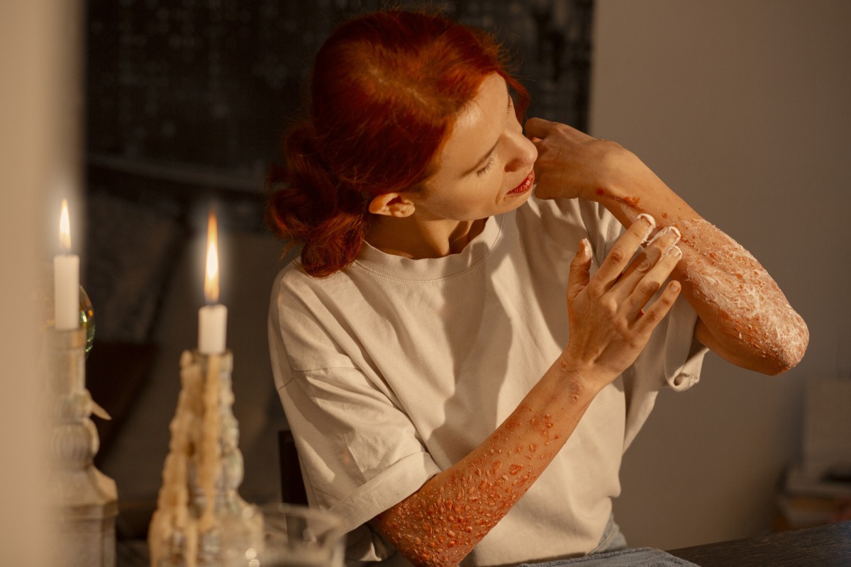 5 минут — и пятен от тонального крема как не бывало: простые лайфхаки для чистки одежды