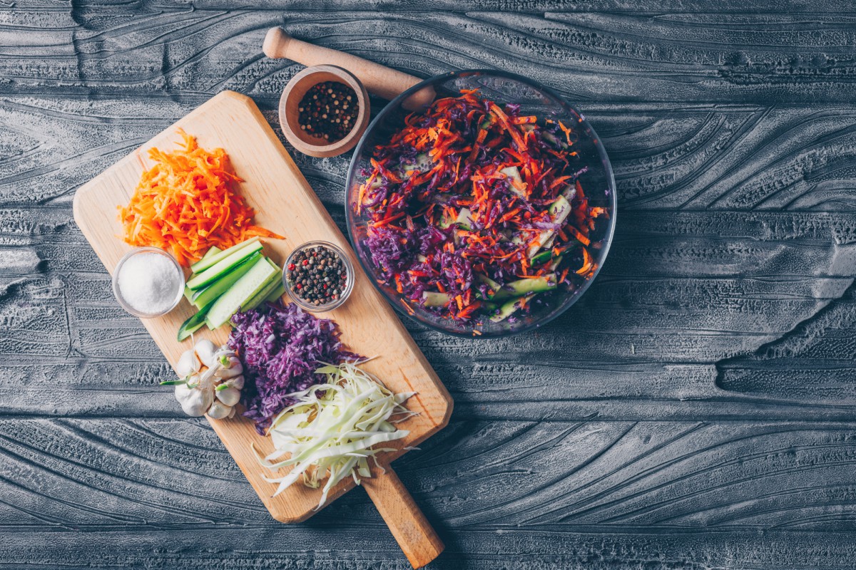 Крабовый салат с пикантной морковью: новый уровень вкуса