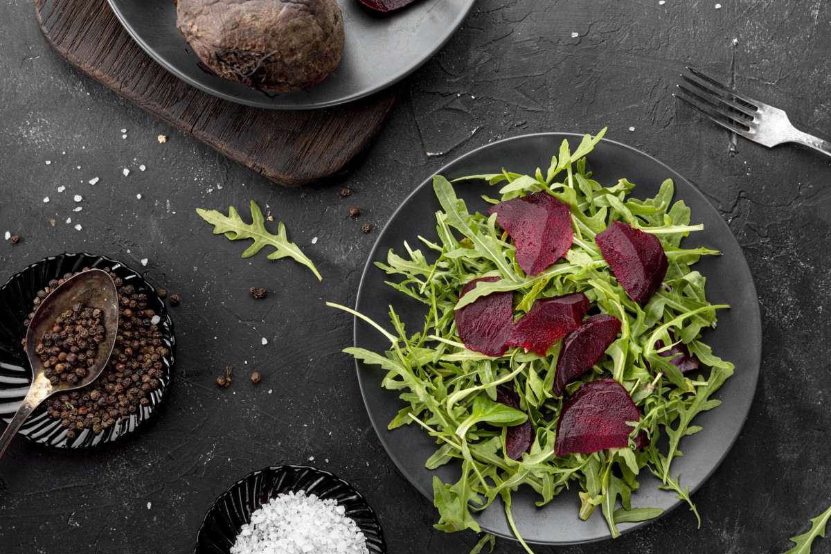 Запечённый свекольный салат с сыром и зеленью: просто и полезно!