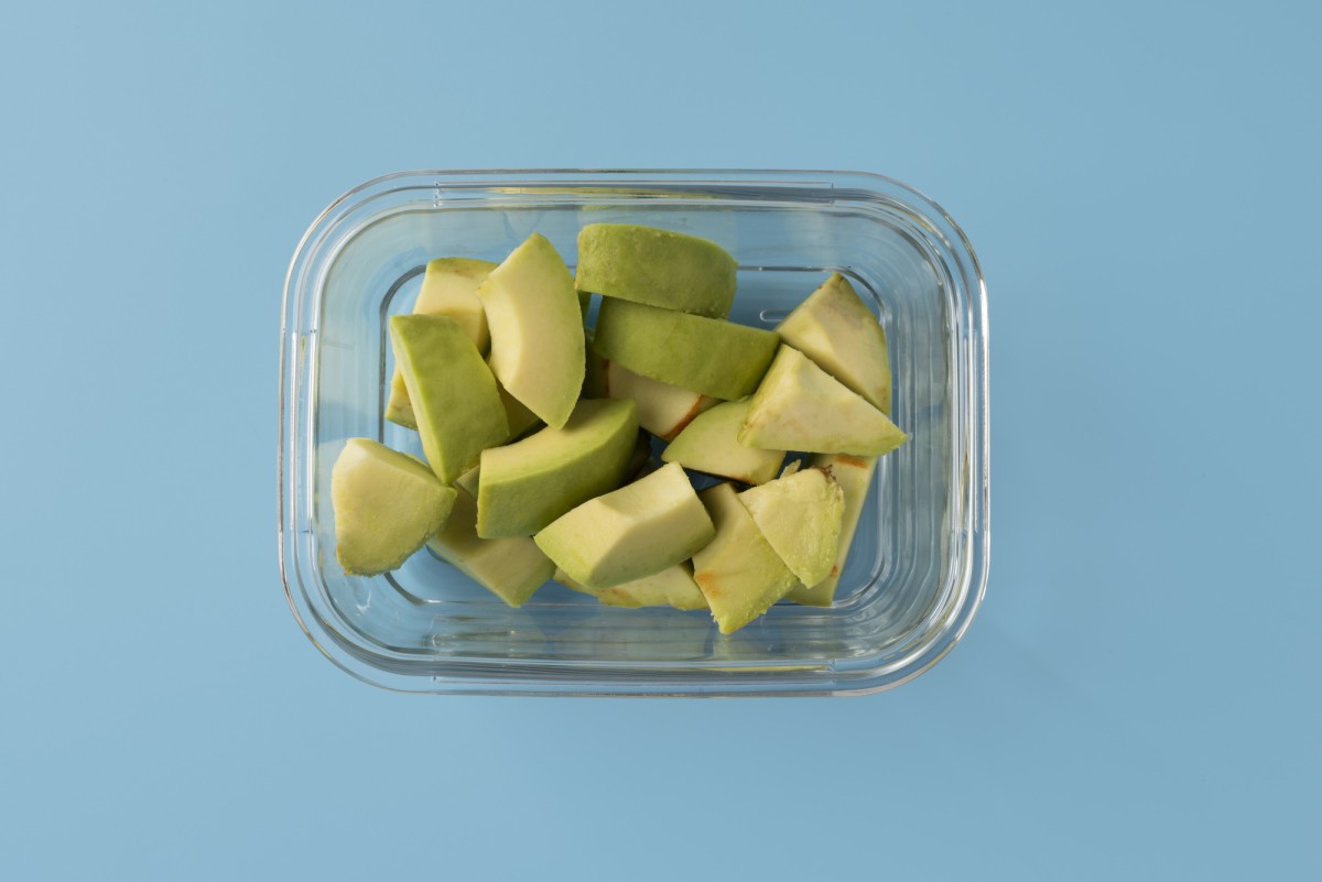 Как сохранить авокадо свежим до утра: простой трюк с луком