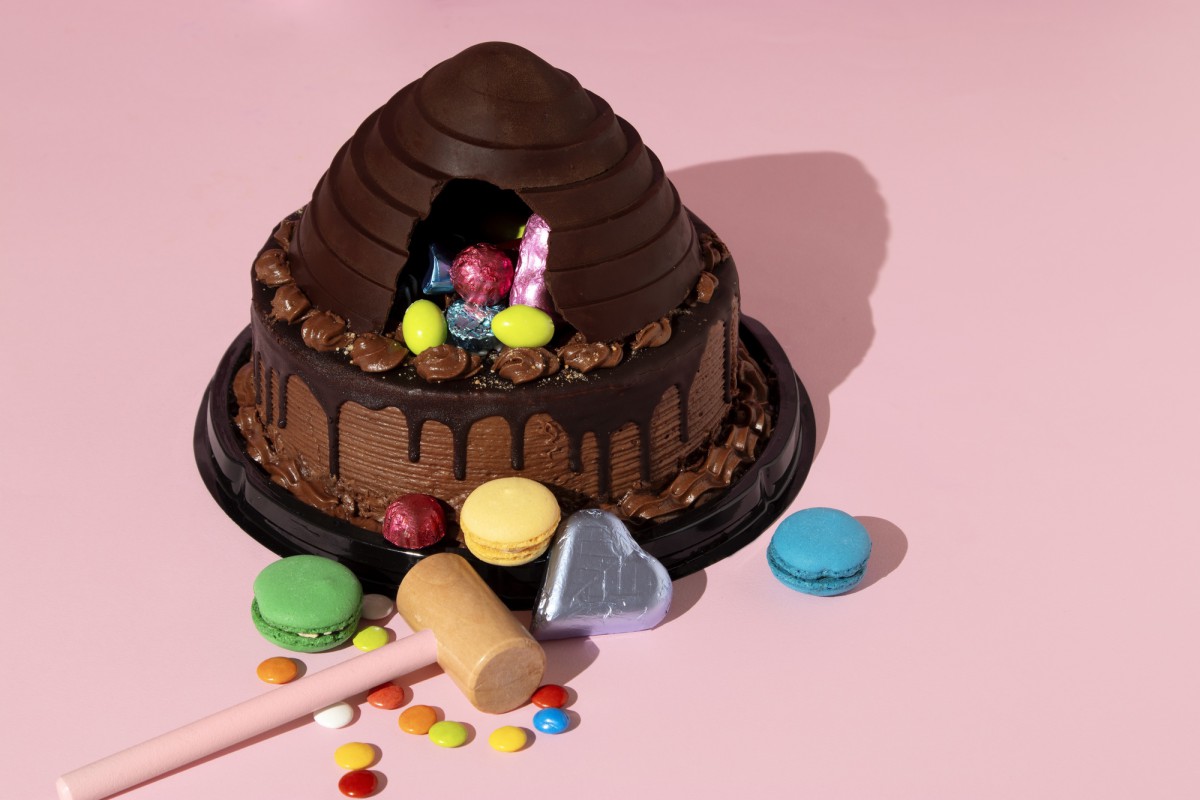 Торт «Сникерс» за 7 минут: простой рецепт без духовки