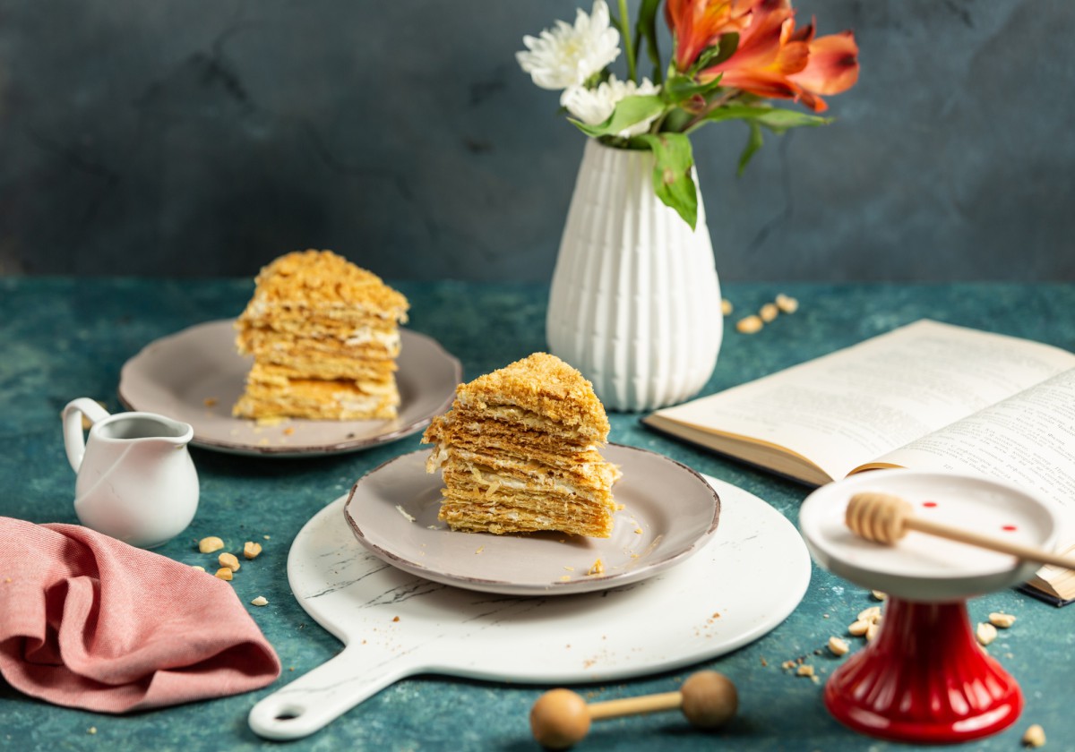 Медовик на сковороде: торт за 20 минут без духовки!