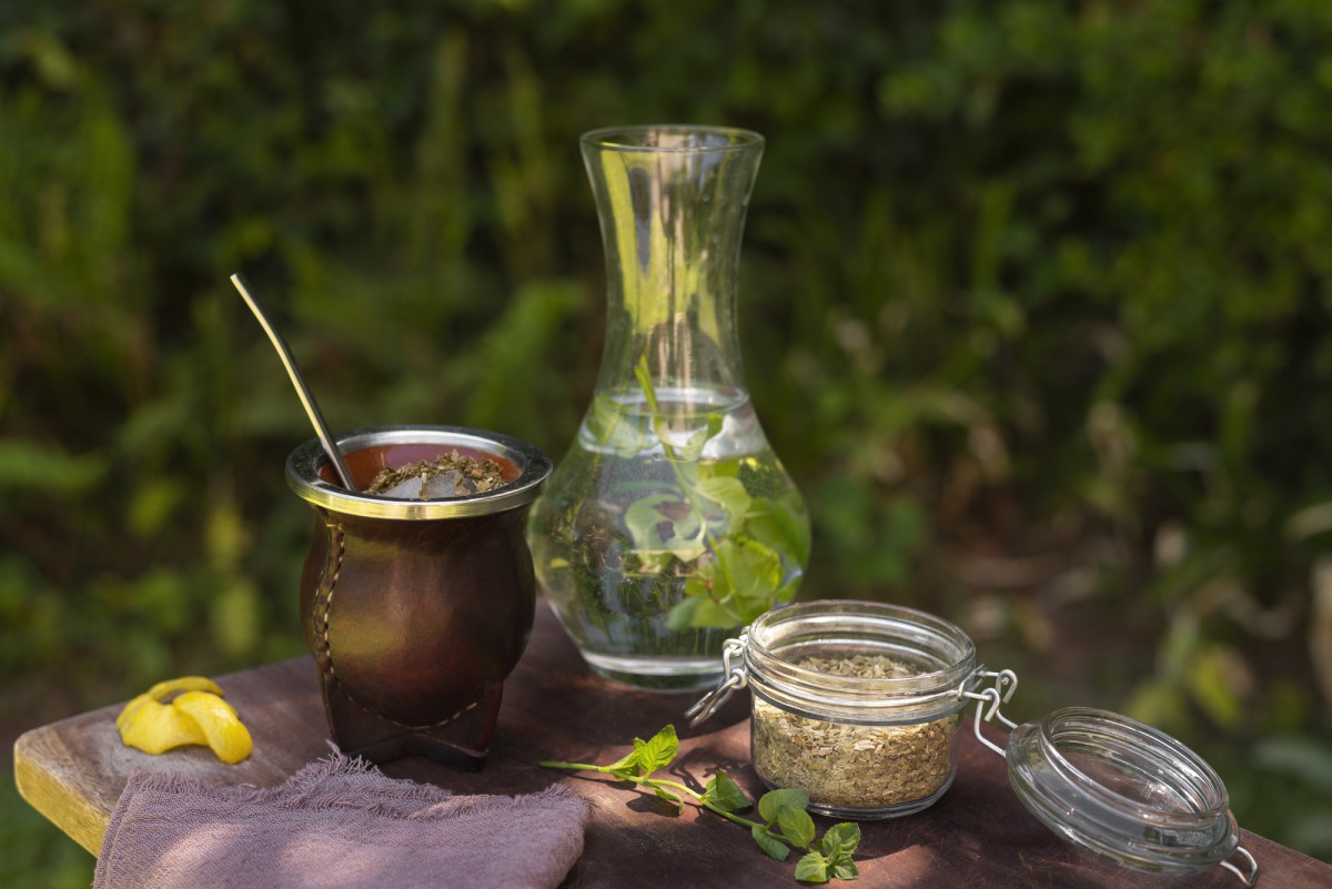 Зелёный чай и компоты: лучшие напитки для борьбы с жаждой