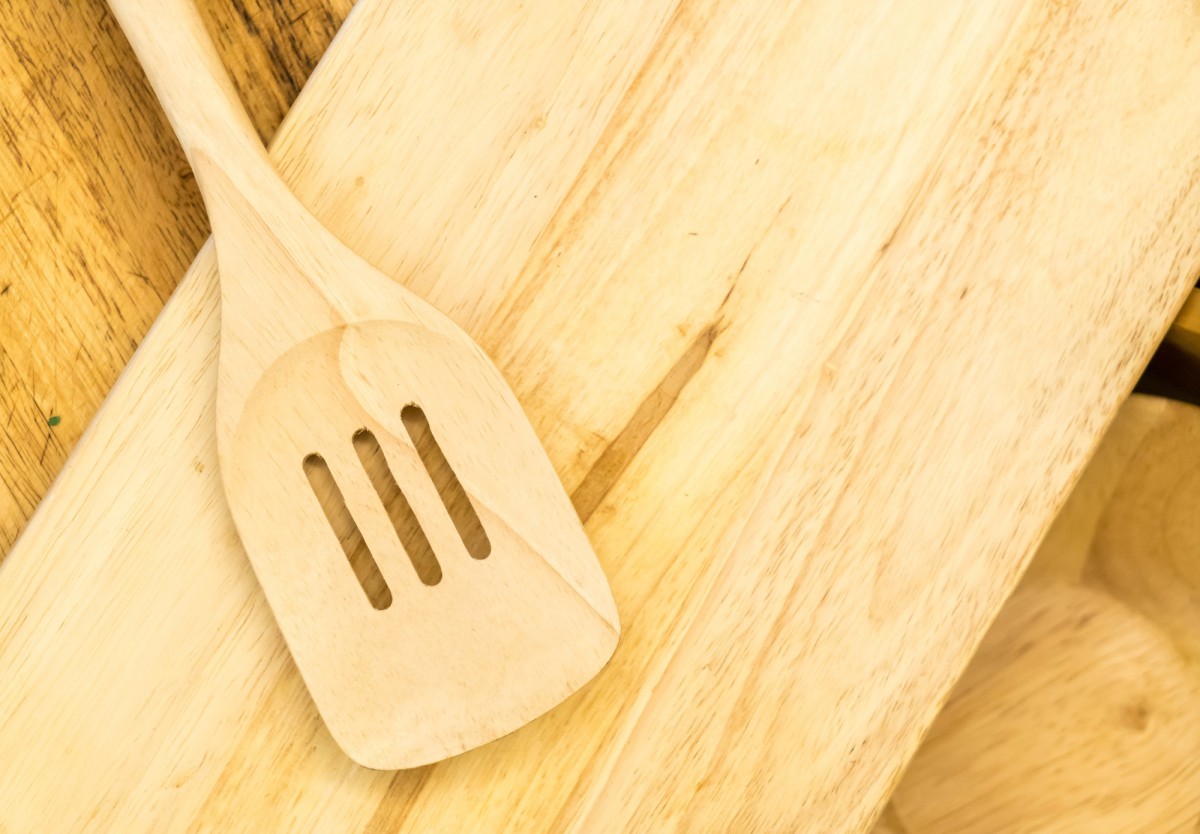 Как вернуть кухонным лопаткам первозданный вид: эффективный способ борьбы с тёмным налётом