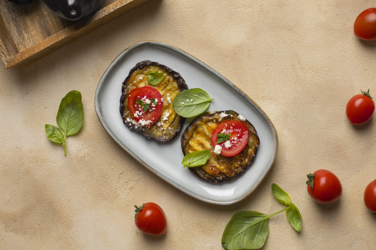 Запечённые баклажаны с творожным сыром и томатами: изысканное блюдо для гурманов