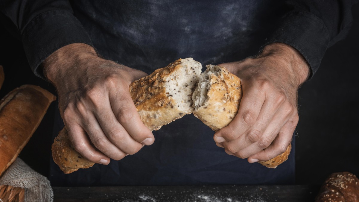 Почему не стоит греть хлеб в микроволновке: советы шеф-повара