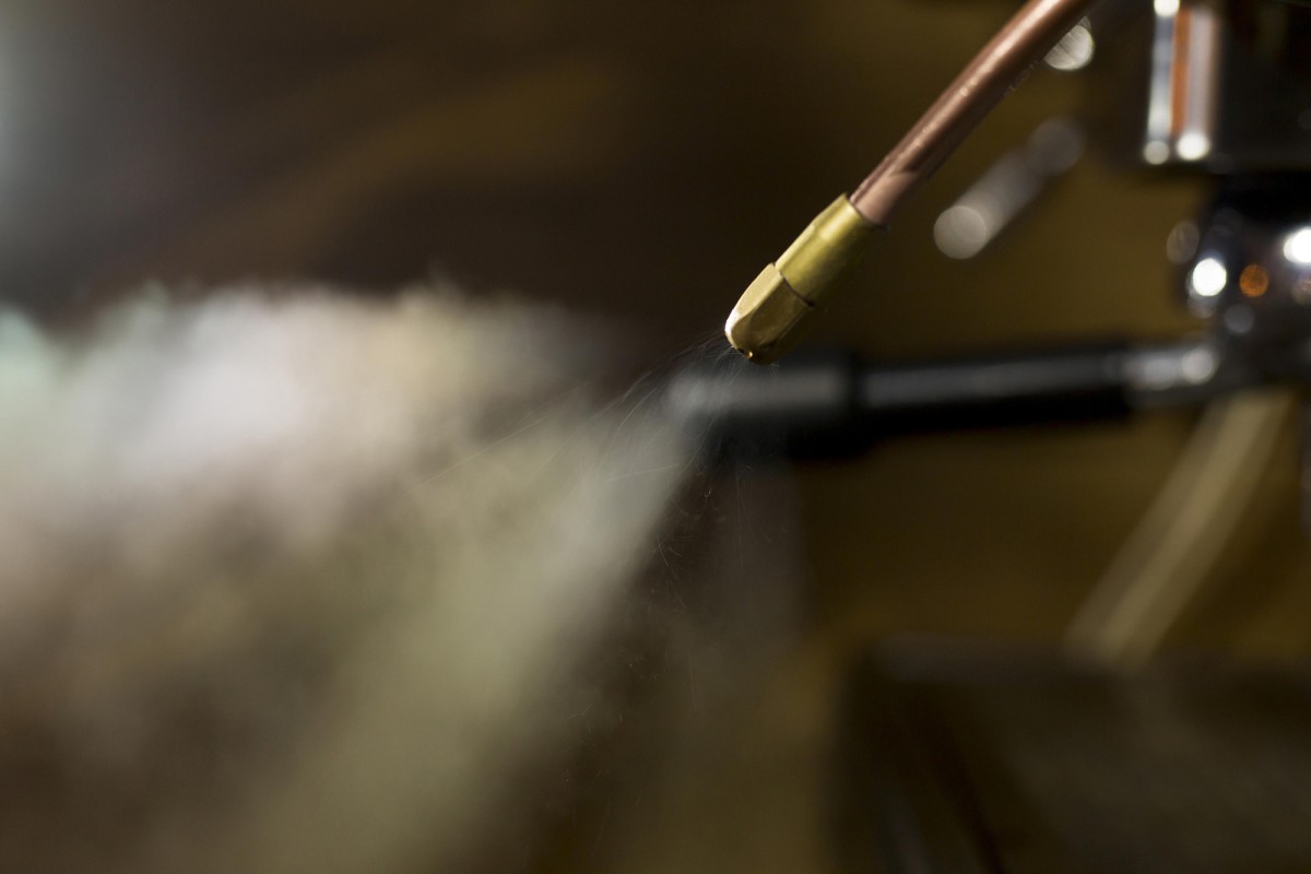 Как быстро устранить затхлый запах из пылесоса: простой способ