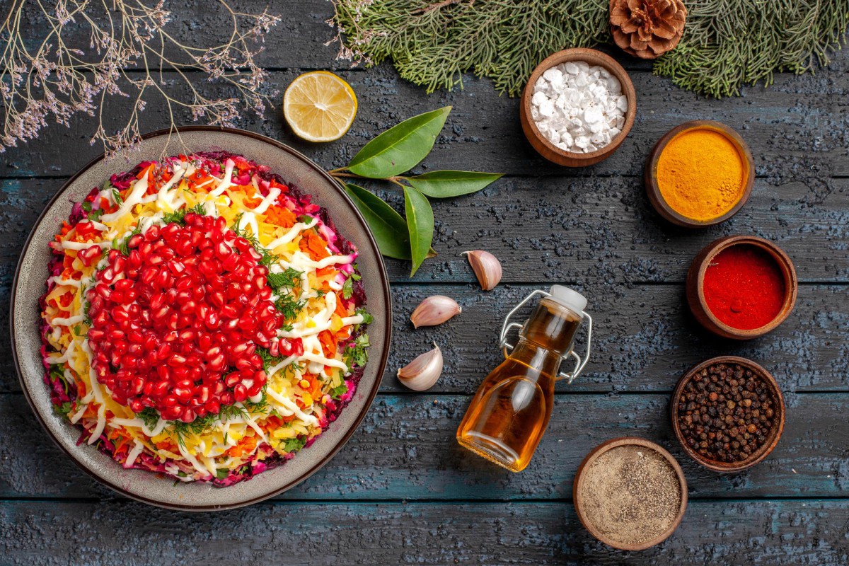 Салат «Красные маки»: как удивить гостей изысканным блюдом из простых ингредиентов